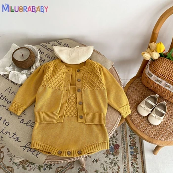 2024 Pavasario naujos mergaitės Geltonas megztas smėlinukų rinkinys Kūdikių berankovių vientisas kombinezonas + Kardigano paltas Mažylių mergaičių apranga