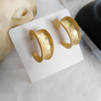Antikvariniai matinio metalo auksiniai auskarai Moterų unikalaus dizaino elegantiški C auskarai Smeigės Merginos Paprasti punk earcuffs Mados papuošalai