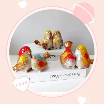 Keraminių paukščių figūrėlių dekoravimas Meilė tarp papūgų Mandarinų antys Prisijungė du porcelianiniai paukščiai Statulos amatų meilės ornamentas