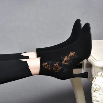 Moteriški kulkšnies batai Retro zomšas 2023 Žiema Nauji madingi batai Smailus pirštas Stiletto Paprastas trumpo vamzdžio temperamentas Moteriški batai