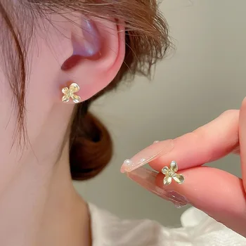 Naujos mados metalo mažų gėlių auskarai moterims Auskarų vėrimas Korėjietiškas temperamentas Saldus mielas 2023 m. Madinga papuošalų dovana