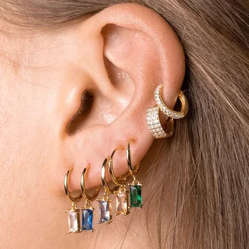 Paprasti auskarai su krištolo pakabuku Spalvinga cirkonio aukso spalvos ausų sagtis moterims kremzlės ausų papuošalai KCE198