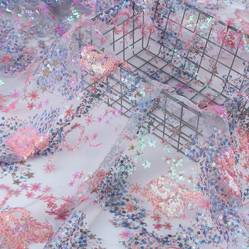 Puošnios Ombre blizgučių karoliukais Spalvingos gėlių nėrinių audinio aplikacijos Tiulio nėriniai vestuvinei suknelei Vestuvių tinklelis Fonas