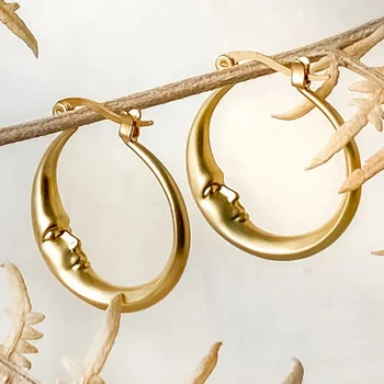 Subtilus aukso spalvos moteriškas lankelių auskarai Vintažiniai metalo drožybos veido asmenybės auskarai papuošalai