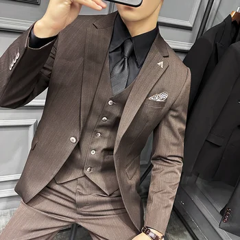 2023 Rudens 3 dalių kostiumas (švarkas+liemenė+kelnės) Vyriškas prekės ženklas Viena sagtis Dryžuotas kasdienis verslas Oficialus vakarėlio prom kostiumas Vyriški drabužiai